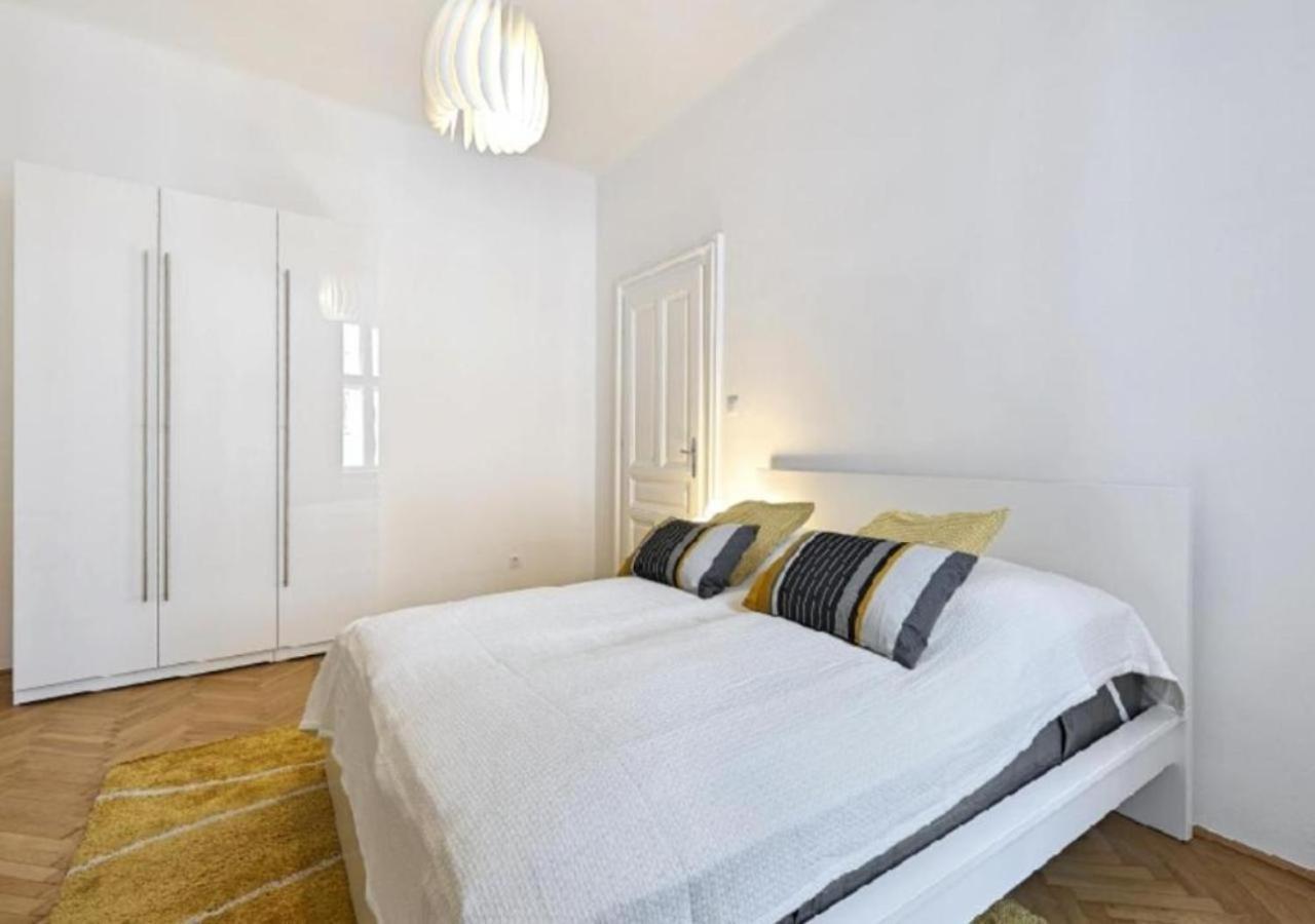 Apartamento Luxurious, 2 Min To Casino And Roemertherme Baden Exterior foto
