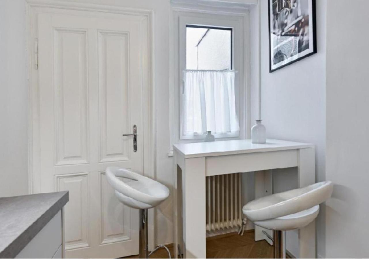 Apartamento Luxurious, 2 Min To Casino And Roemertherme Baden Exterior foto